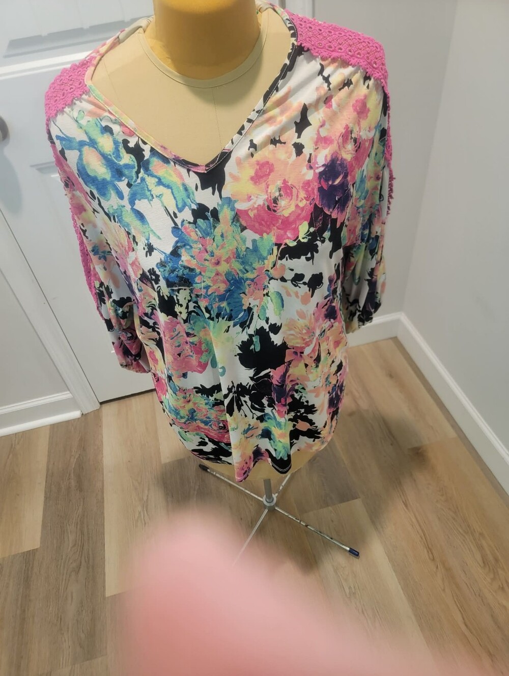 Perfectly Pricilla Size XL Colorful Floral Tunic With V-neck and Lace Sleeves